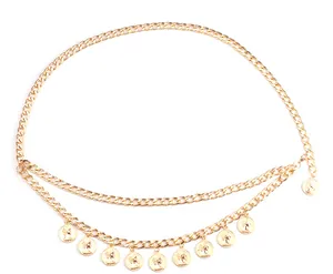 Détail de la chaîne de taille dorée à double rangée avec pendentifs pièces vintage