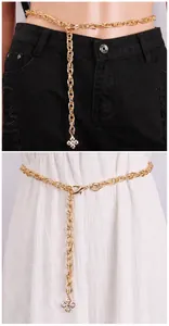 Gouden metalen tailleketting met kruis-strass hanger op zwarte en witte kleding