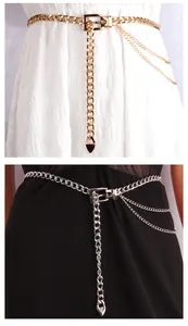 Détail de la ceinture chaîne en métal avec franges et pendentif cœur en doré et argenté
