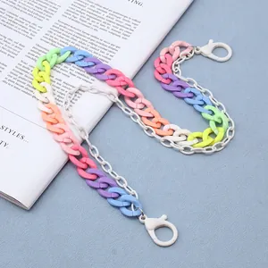 Detail van dubbellaagse snoepkleurige acrylhars ketting met plastic karabijnsluitingen
