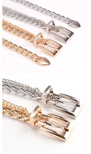 Détail des ceintures en chaîne métallique or et argent avec boucles en fer à cheval