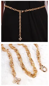Detail van de gouden metalen kettingriem met strass-bloemhanger en kreeftensluiting
