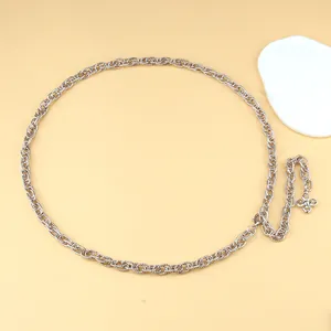 Minimalistische zilveren metalen kettingriem met klaverhanger voor dames stijlvol sieraad