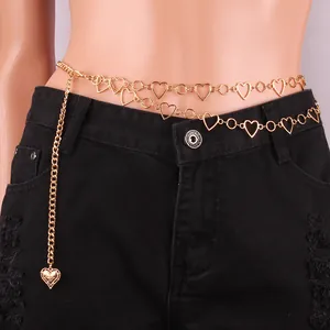 Chaîne de taille double rangée avec coeurs dorés ajourés sur jean noir