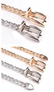 Détails de ceintures chaîne dorées et argentées avec boucles carrées et breloques gouttes