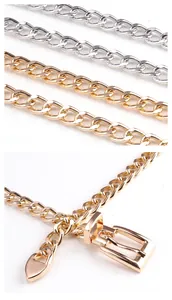 Détails de la ceinture en chaîne métallique avec pendentif cœur et boucle rectangulaire
