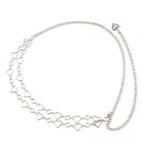 Chaîne de taille argentée à double rangée avec charms cœurs ajourés sur fond blanc