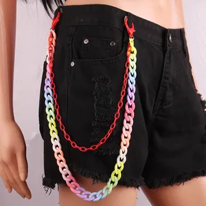 Dubbellaagse Y2K broekketting met regenboog hars en rode acryl schakels op spijkershorts