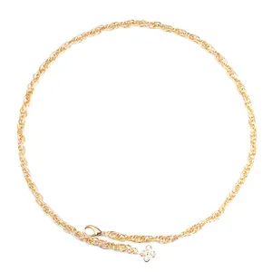 Modieuze gouden tailleketting voor dames met klaverhanger en stijlvolle golfstructuur