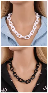 Détail du collier à grosse chaîne en acrylique noir et blanc au style punk hip hop