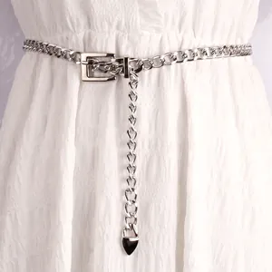 Ceinture chaîne en métal argenté avec maillons plats, boucle rectangulaire et pendentif goutte