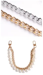 Detail eines zweilagigen Taschenkette mit weißen Perlen und goldener Metallkette
