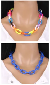 Détail de colliers à grosses mailles en acrylique coloré et bleu style punk Y2K