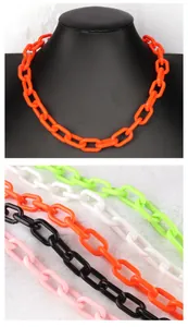 Détail de colliers à grosses mailles en acrylique en plusieurs couleurs vives pour femmes