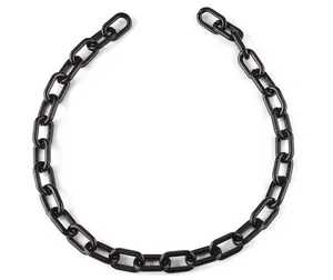 Gros plan sur les maillons d'un collier en acrylique noir brillant au style punk