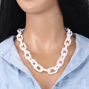 Collier grosse chaîne en acrylique blanc style punk pour femme sur chemise
