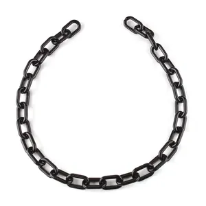 Grosse chaîne en acrylique noir de style punk avec maillons ovales brillants sur fond blanc