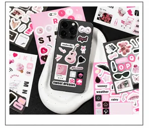 Détail d'autocollants décoratifs roses appliqués sur une coque de téléphone noire
