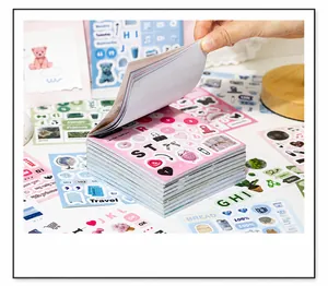 Détail d'un carnet d'autocollants avec reliure facile à détacher et motifs colorés