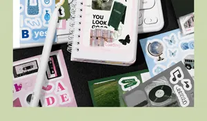 Détail d'un livre d'autocollants déco avec motifs vintage pour scrapbooking et journal