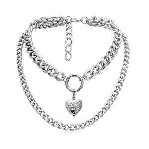 Collana a doppio strato argentata con ciondolo a cuore inciso con fiori e sweet