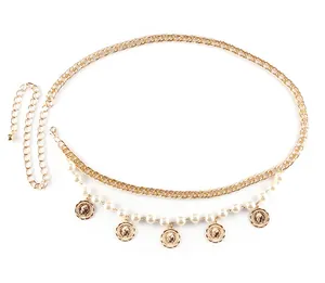 Detail van gouden lichaamsketting met parelsnoeren en vintage muntvormige hangers