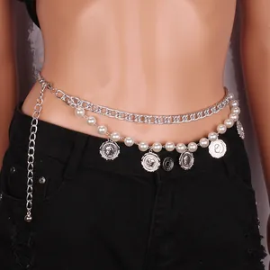 Bohemian meerlaagse zilveren tailleketting met faux parels en munt hangers op een jeans