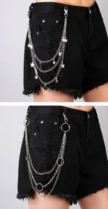 Details von Punk Silber Metall Hosenketten mit Sternen und Ringen auf schwarzen Jeans