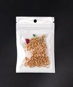 Catena dorata spessa con ciondolo a rosa rossa in confezione di plastica trasparente