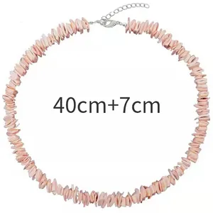 Detail van roze schelpketting met 40 cm lengte en 7 cm verstelbare verlengketting