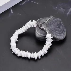 Macro-opname van witte schelpsteen armband met verstelbare zilveren karabijnsluiting