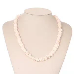 Detailopname van Hawaiiaanse strandketting met lichtroze schelp-kralen en gelaagde textuur
