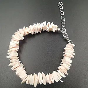 Hawaïaanse schelpkralen armband met zilveren verstelbare ketting op grijze ondergrond