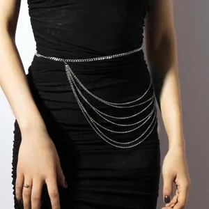 Cintura a catena in metallo multistrato argento per donna su abito nero elegante