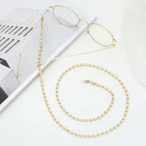 Detailaufnahme einer glitzernden Brillenkette mit Strasssteinen und goldenen Silikonschlaufen