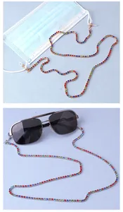Dettaglio catena per occhiali con strass colorati, chiusure a moschettone e passanti