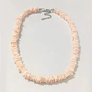 Detail van de roze schelpfragmenten ketting met verstelbare zilveren karabijnsluiting