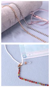 Dettaglio di catene per occhiali colorate in strass con moschettoni e anelli in silicone