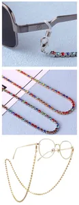 Dettaglio catena per occhiali con strass colorati, anelli in silicone e chiusura a moschettone
