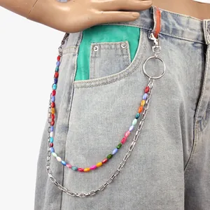Catena da vita multistrato con stelle e conchiglie e perline colorate su jeans