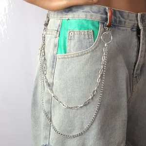 Doppellagige silberne Hosenkette im Punk-Stil mit Karabinerverschluss an hellblauer Jeans