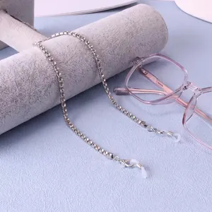 Catenina per occhiali in metallo argento con strass incastonati su supporto in velluto