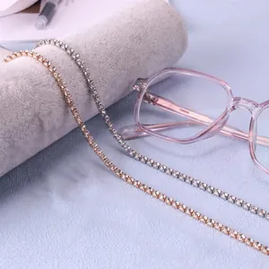 Eleganti catenelle per occhiali in oro e argento con strass su supporto in peluche