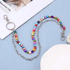 Dettaglio della catena in vita a doppio strato con perle colorate e maglie d'argento