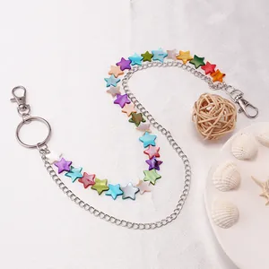 Dettaglio di pendenti a stella colorati in conchiglia su una catena da vita argento