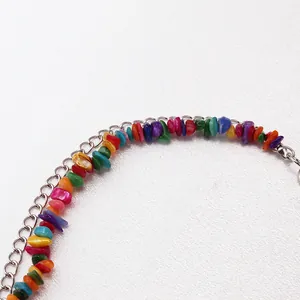 Dettaglio catena in vita bohémien con pietre colorate e maglie in metallo argento