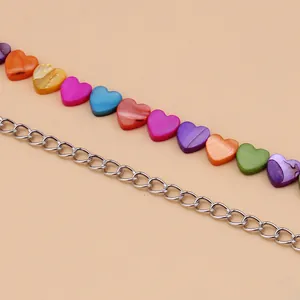 Macro di perle a cuore in conchiglia colorata e catena metallica per cintura in vita
