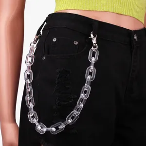 Detailopname van een dikke transparante acryl broekketting met metalen kreeftsluitingen
