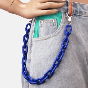 Detail van een dikke donkerblauwe acryl broekketting met metalen sluiting op een jeans