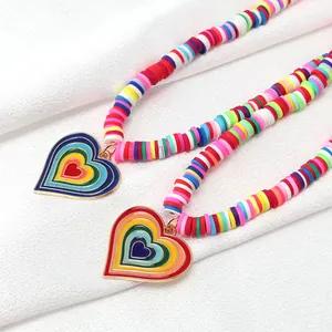 Detail der bunten Regenbogen-Herzanhänger und der handgefertigten Heishi-Halskette
